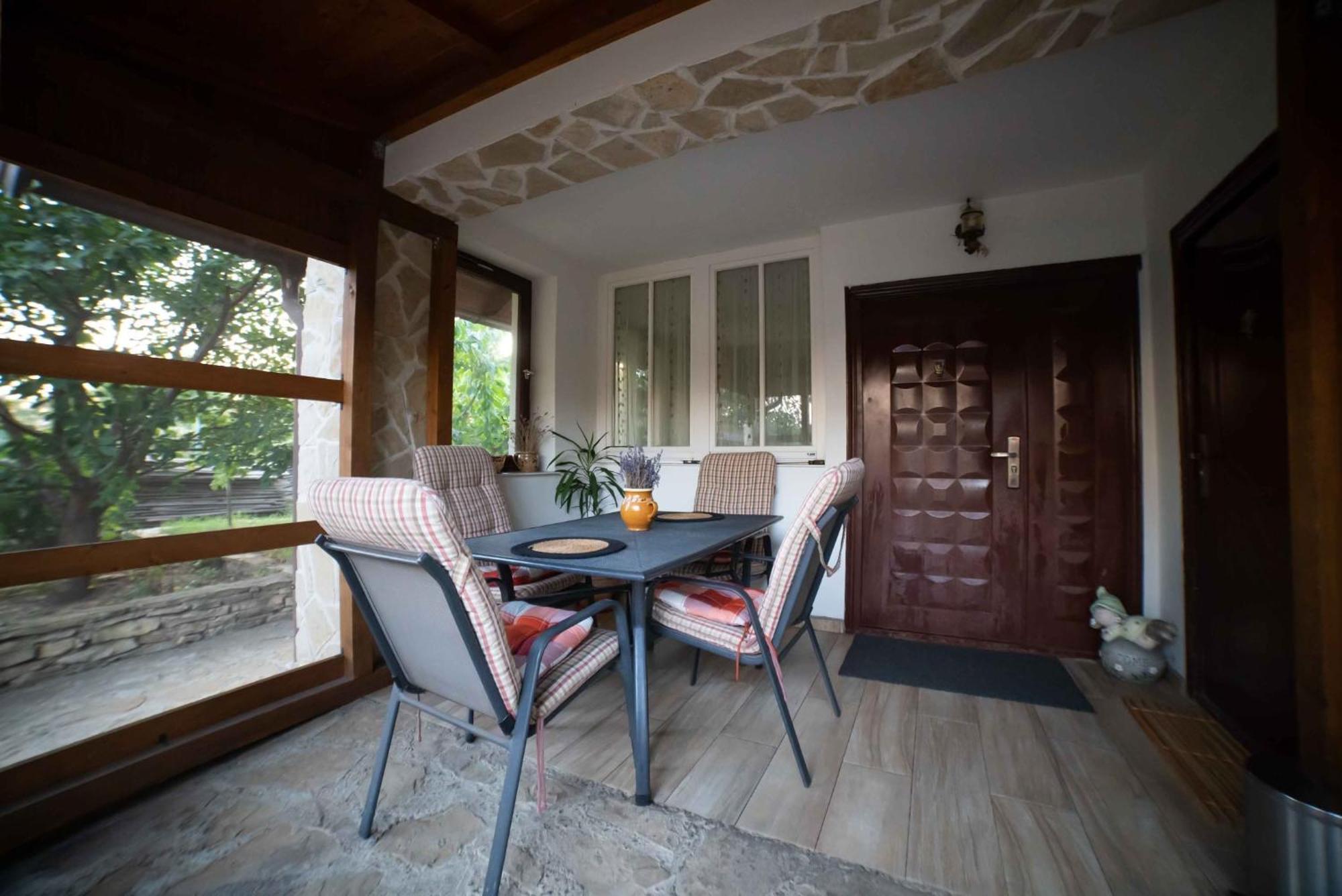 Full-house Si Gradina In Bucovina, * Lisaura